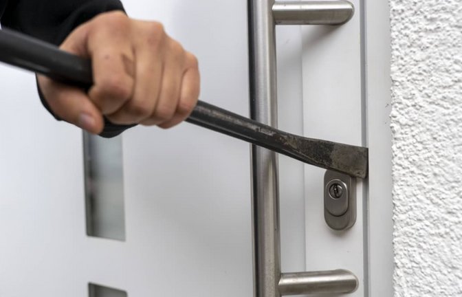 In einem Fall scheiterten die Einbrecher am Aufbrechen der Wohnungstür. (Symbolbild)<span class='image-autor'>imago</span>
