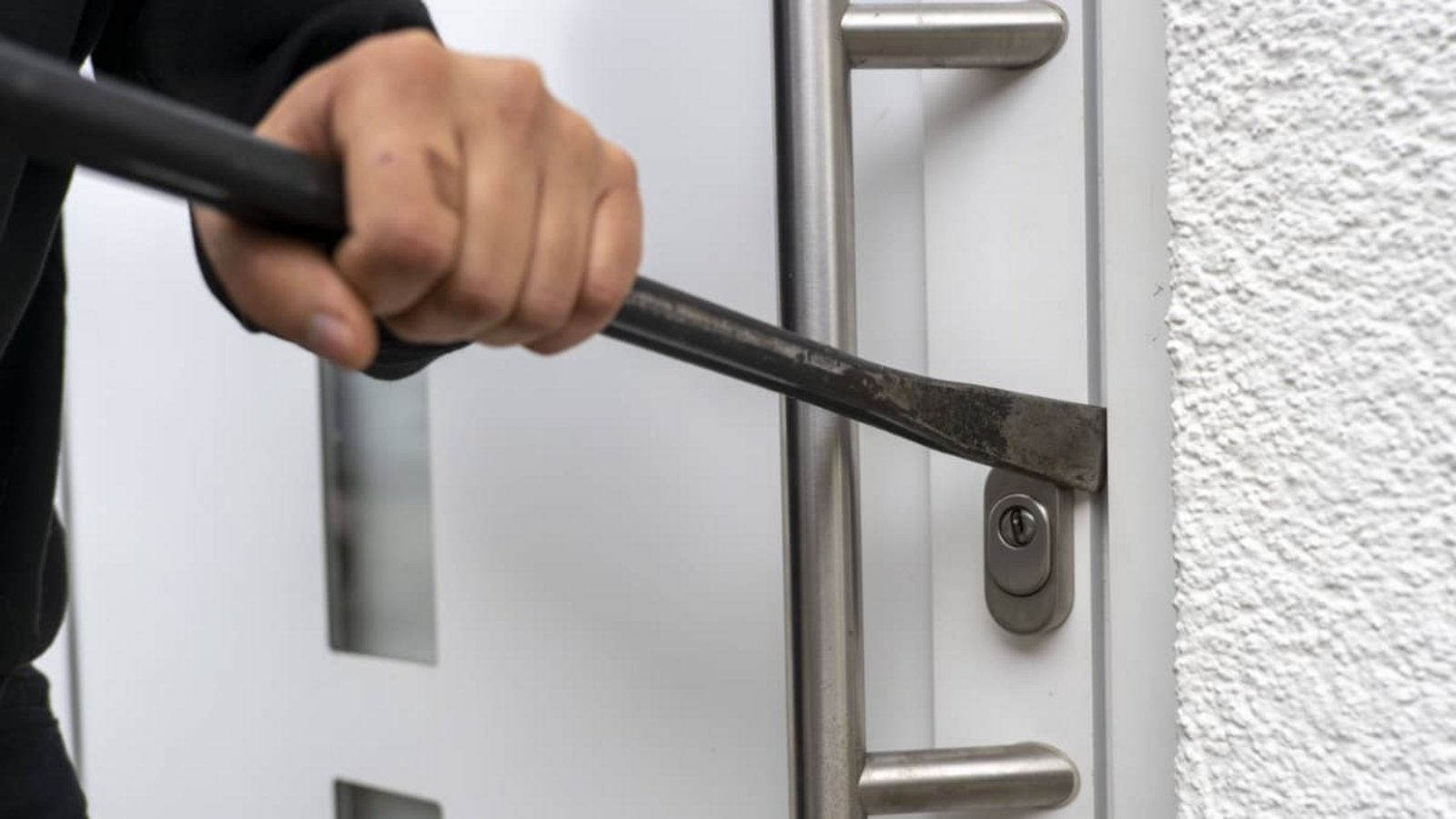 In einem Fall scheiterten die Einbrecher am Aufbrechen der Wohnungstür. (Symbolbild)imago