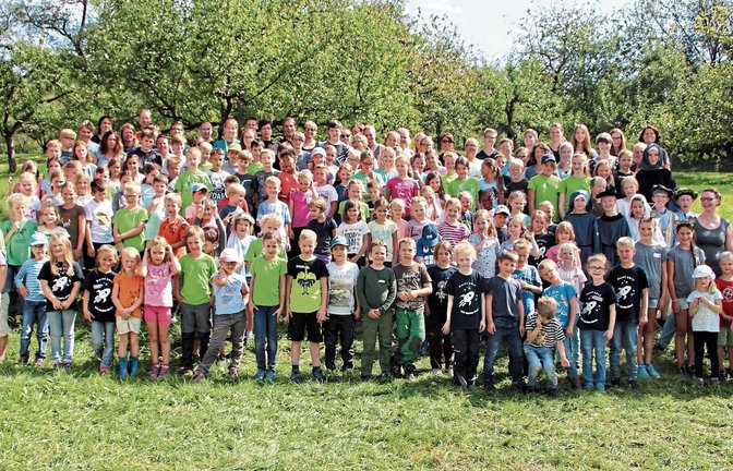 Elke Gratz (rechts) freut sich mit ihrem Team und den vielen Teilnehmern über die gelungene Ferienfreizeit. Fotos: Gergen