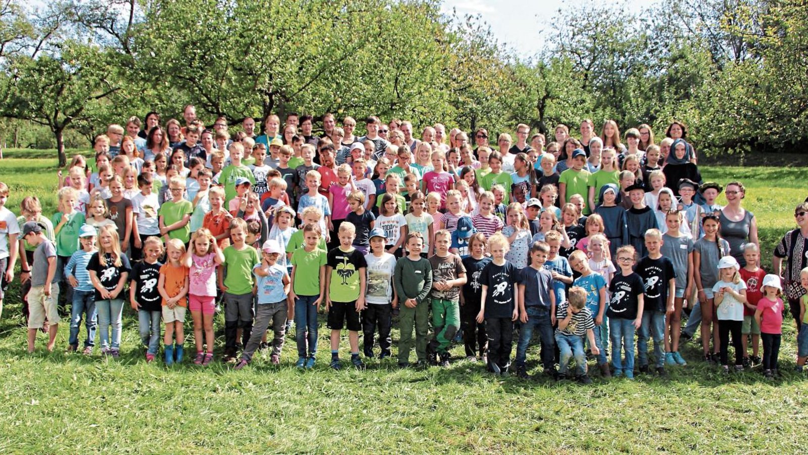 Elke Gratz (rechts) freut sich mit ihrem Team und den vielen Teilnehmern über die gelungene Ferienfreizeit. Fotos: Gergen