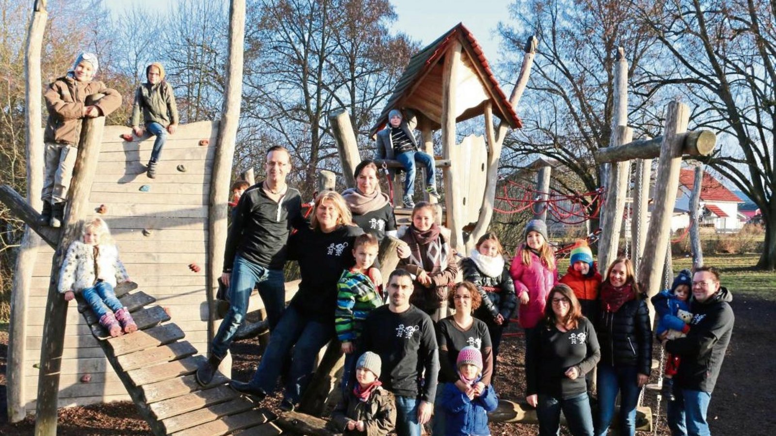 Dieses Spielgerät im Horrheimer Schulhof hat der Förderverein Kindergarten und Grundschule vor zwei Jahren offiziell übergeben. Jetzt hoffen die Mitglieder auf Spendengelder für einen Spuckschutz. Foto: Bögel Dieses Spielgerät im Horrheimer Schulhof hat der Förderverein Kindergarten und Grundschule vor zwei Jahren offiziell übergeben. Jetzt hoffen die Mitglieder auf Spendengelder für einen Spuckschutz. Foto: Bögel