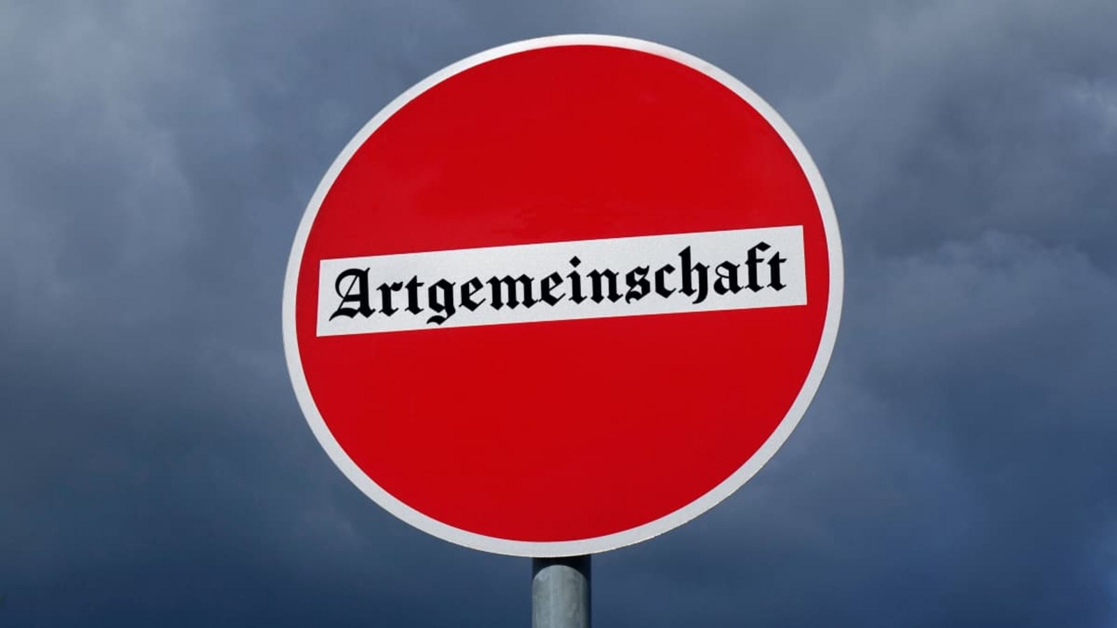 Auf einem Verkehrsschild steht der Schriftzug "Artgemeinschaft", der Name einer verbotenen rechtsextremen Gruppierung (Fotomontage).Imago/Steinach Auf einem Verkehrsschild steht der Schriftzug "Artgemeinschaft", der Name einer verbotenen rechtsextremen Gruppierung (Fotomontage).Imago/Steinach
