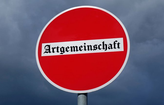 Auf einem Verkehrsschild steht der Schriftzug "Artgemeinschaft", der Name einer verbotenen rechtsextremen Gruppierung (Fotomontage).<span class='image-autor'>Imago/Steinach</span>