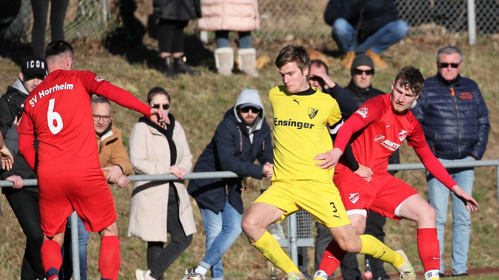 Im Hinspiel setzten sich Michael Trautwein (Mitte) und der TSV Ensingen mit 3:1 gegen Joshua Krone (rechts), Pajtim Ajeti (links) und den SV Horrheim durch. Foto: Küppers