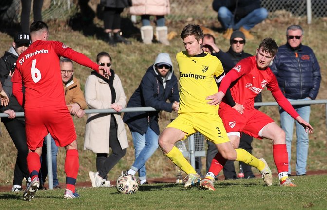 Im Hinspiel setzten sich Michael Trautwein (Mitte) und der TSV Ensingen mit 3:1 gegen Joshua Krone (rechts), Pajtim Ajeti (links) und den SV Horrheim durch. Foto: Küppers