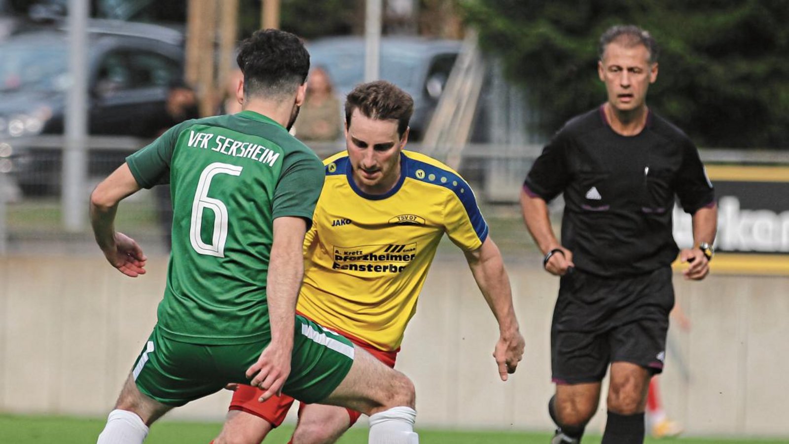 Sezgin Arslan (von links) stellt Nussdorfs Johannes Wizemann im Mittelfeld. Beide Spieler drückten der Partie ihren Stempel auf. Foto: Nachreiner Sezgin Arslan (von links) stellt Nussdorfs Johannes Wizemann im Mittelfeld. Beide Spieler drückten der Partie ihren Stempel auf. Foto: Nachreiner