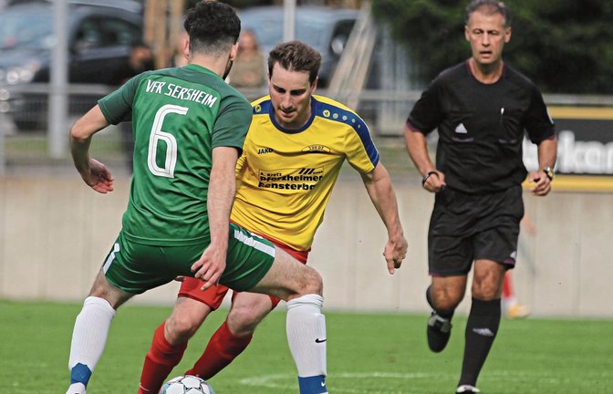 Sezgin Arslan (von links) stellt Nussdorfs Johannes Wizemann im Mittelfeld. Beide Spieler drückten der Partie ihren Stempel auf.  Foto: Nachreiner