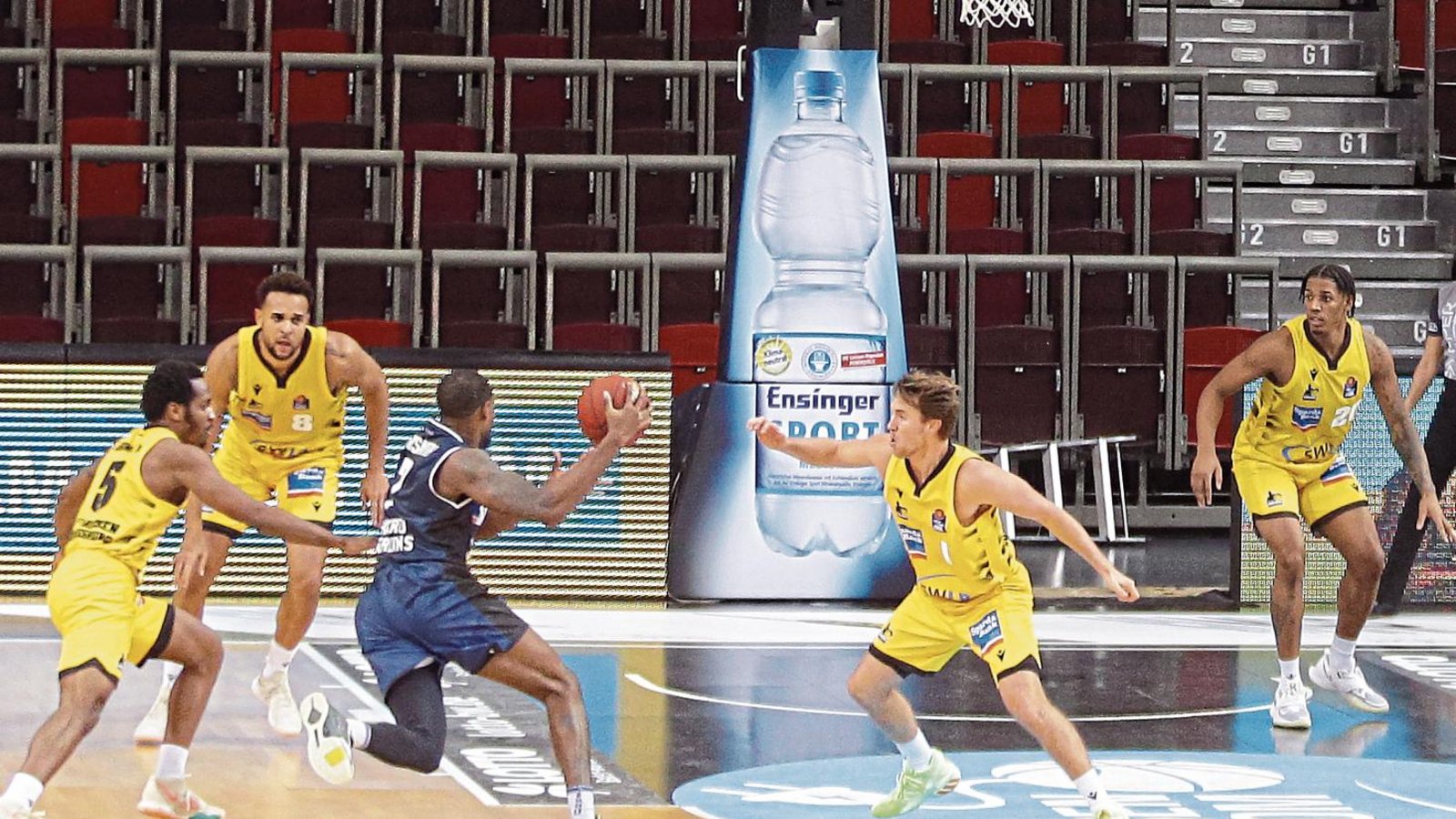 Auf der Verkleidung der Korbanlagen in der MHP-Arena prangt bei Heimspielen des Basketball-Bundesligisten MHP Riesen Ludwigsburg eine große Flasche Ensinger. Foto: Baumann