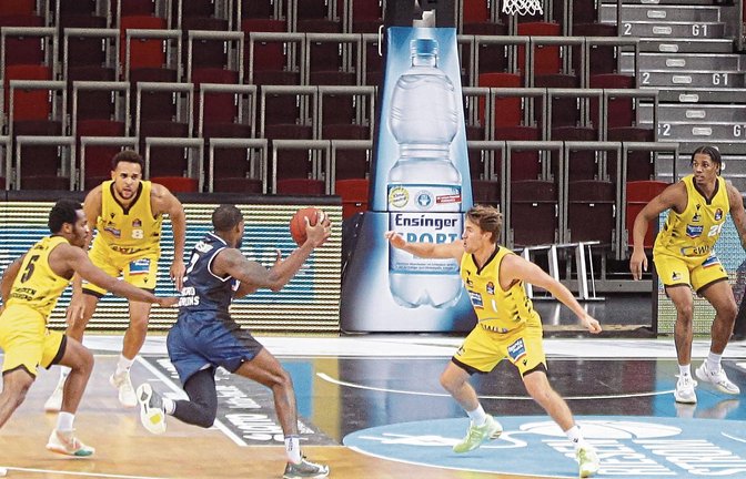 Auf der Verkleidung der Korbanlagen in der MHP-Arena prangt bei Heimspielen des Basketball-Bundesligisten MHP Riesen Ludwigsburg eine große Flasche Ensinger. Foto: Baumann