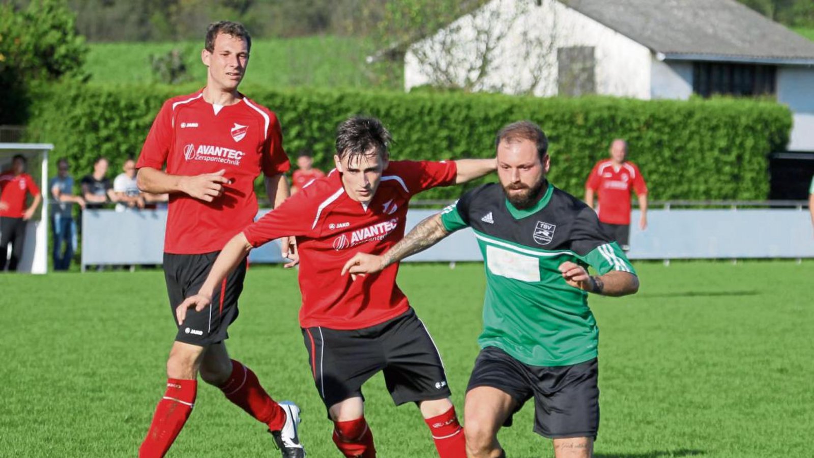 Kleinglattbachs Marino Tricarico (rechts) ist auch von Horrheims Andre Faigle nicht zu stoppen. Foto: Bürkle Kleinglattbachs Marino Tricarico (rechts) ist auch von Horrheims Andre Faigle nicht zu stoppen. Foto: Bürkle