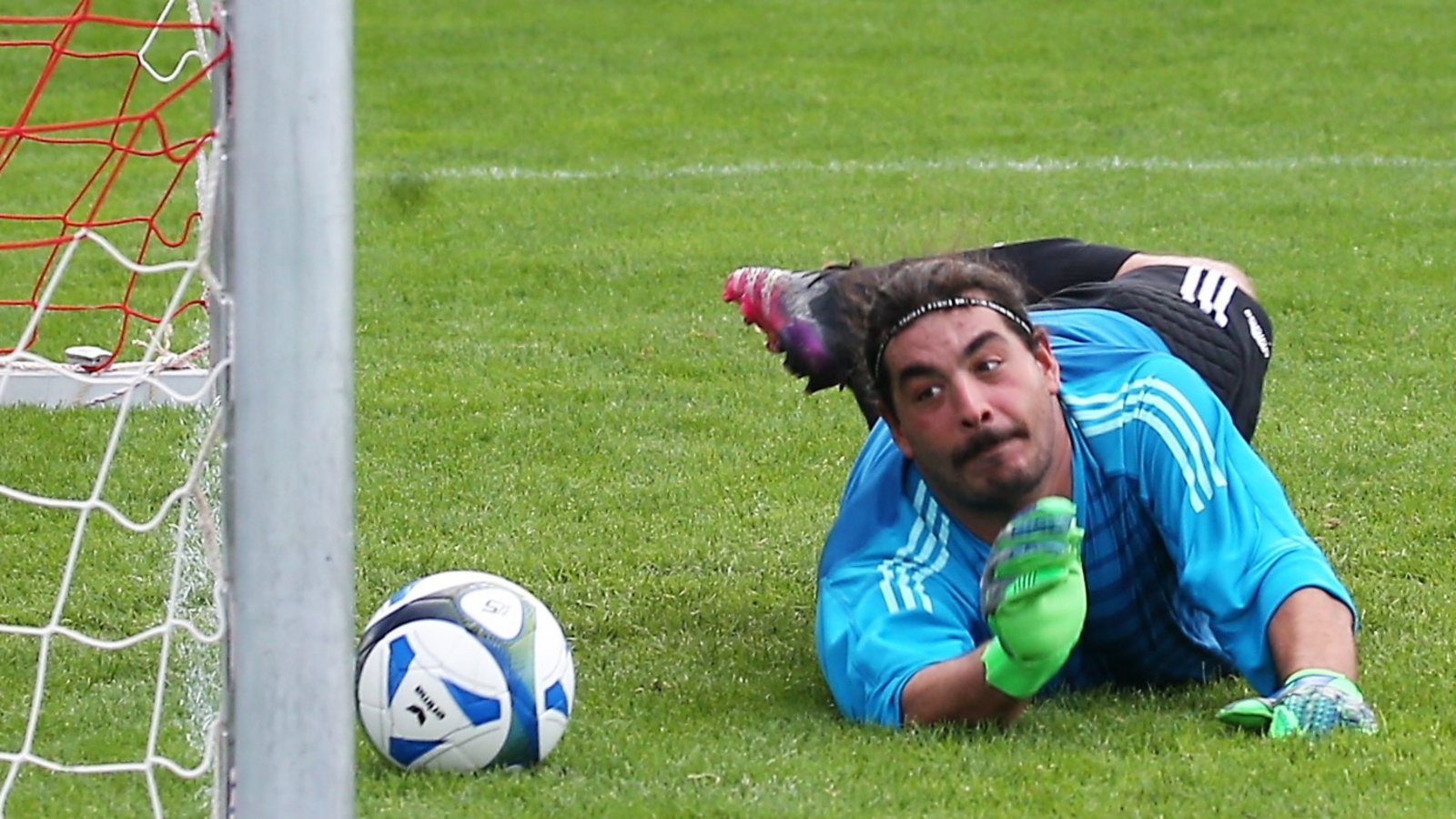 Hochdorfs Torwart Ümit Can ist beim spielentscheidenden Elfmeter in Nussdorf noch dran, kann das 2:3 aber nicht verhindern. Foto: Küppers Hochdorfs Torwart Ümit Can ist beim spielentscheidenden Elfmeter in Nussdorf noch dran, kann das 2:3 aber nicht verhindern. Foto: Küppers