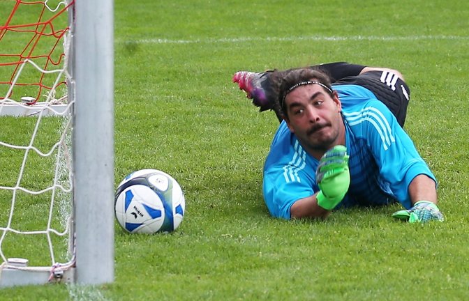 Hochdorfs Torwart Ümit Can ist beim spielentscheidenden Elfmeter in Nussdorf noch dran, kann das 2:3 aber nicht verhindern. <span class='image-autor'>Foto: Küppers</span>