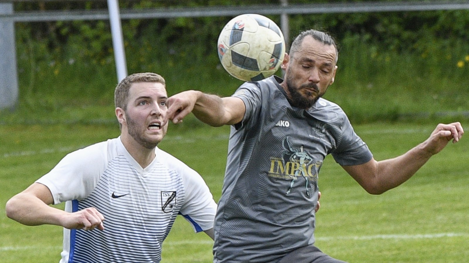 Hier kommt Enzweihingens Sven Adamovic vor Marco Hirsch an den Ball, doch auf dem Heiligenberg gewinnt Gastgeber TSV Häfnerhaslach mit 1:0. Hier kommt Enzweihingens Sven Adamovic vor Marco Hirsch an den Ball, doch auf dem Heiligenberg gewinnt Gastgeber TSV Häfnerhaslach mit 1:0.