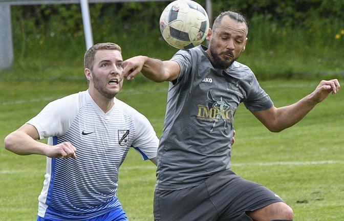 Hier kommt Enzweihingens Sven Adamovic vor Marco Hirsch an den Ball, doch auf dem Heiligenberg gewinnt Gastgeber TSV Häfnerhaslach mit 1:0.