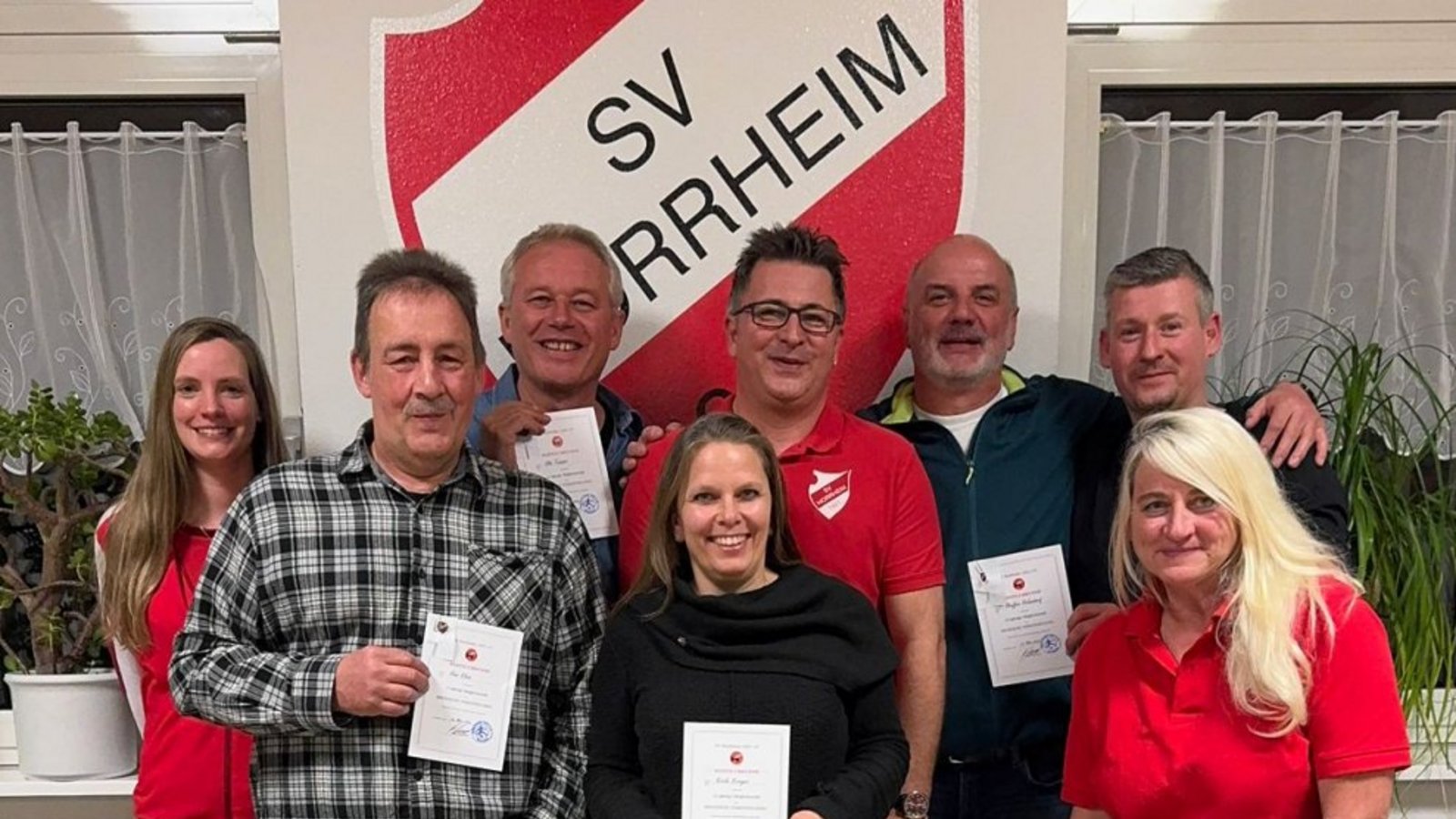 Ehrungen durch den Vorstand (von links): Sportvorstand Sabrina Freier, Uwe Klein, Udo Tessari, Nicole Krieger, SVH-Vorsitzender Markus Messirek, Martin Kohler, Steffen Helmsdorf und Vorstand Finanzen Marion Beck.  Foto: p