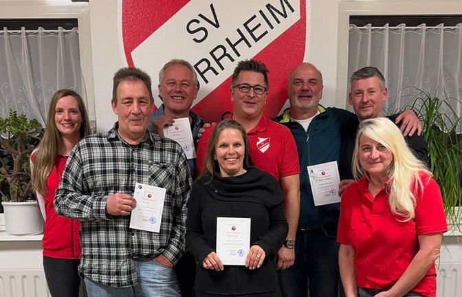 Ehrungen durch den Vorstand (von links): Sportvorstand Sabrina Freier, Uwe Klein, Udo Tessari, Nicole Krieger, SVH-Vorsitzender Markus Messirek, Martin Kohler, Steffen Helmsdorf und Vorstand Finanzen Marion Beck.  <span class='image-autor'>Foto: p</span>