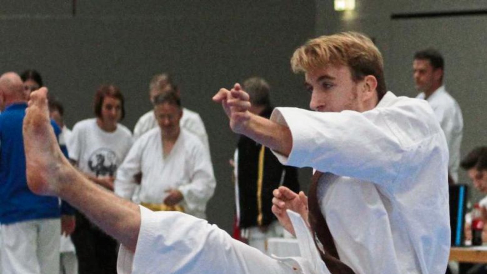 Albert Singer steht im Finale der Karate-WM in Linz in der Klasse Menschen mit Behinderung und verspricht: „Ich werde Weltmeister.“ Foto: Archiv/privat Albert Singer steht im Finale der Karate-WM in Linz in der Klasse Menschen mit Behinderung und verspricht: „Ich werde Weltmeister.“ Foto: Archiv/privat