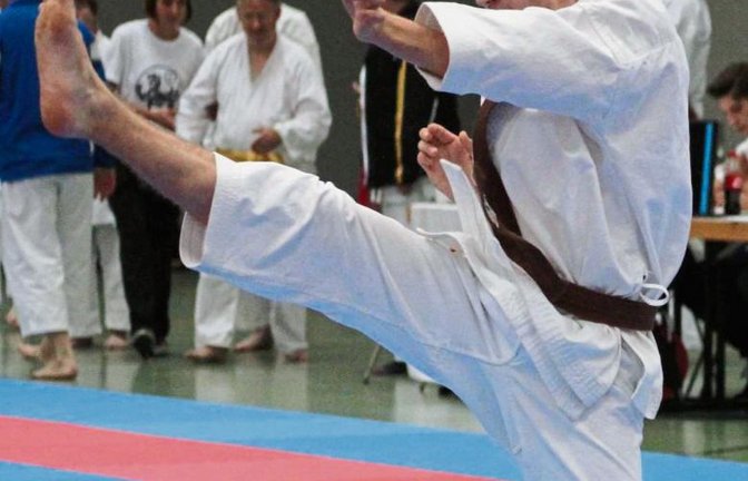 Albert Singer steht im Finale der Karate-WM in Linz in der Klasse Menschen mit Behinderung und verspricht: „Ich werde Weltmeister.“ Foto: Archiv/privat
