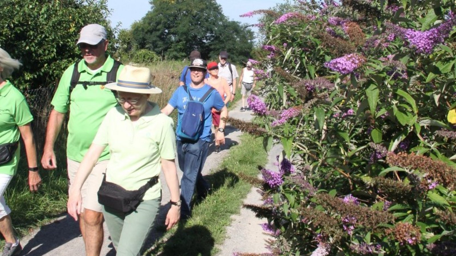 Malerischer Weg entlang der alten Bahngleise.