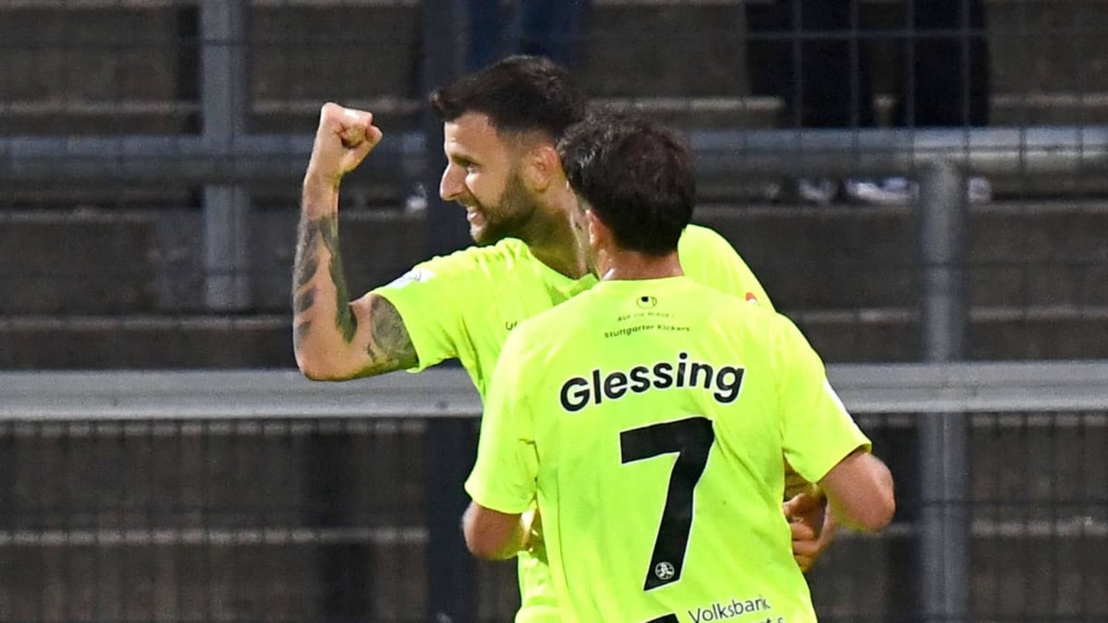 Yannick Glessing jubelt mit Torschütze Dejan Bozic über das 1:0 der Stuttgarter Kickers.IMAGO/Jan Hübner