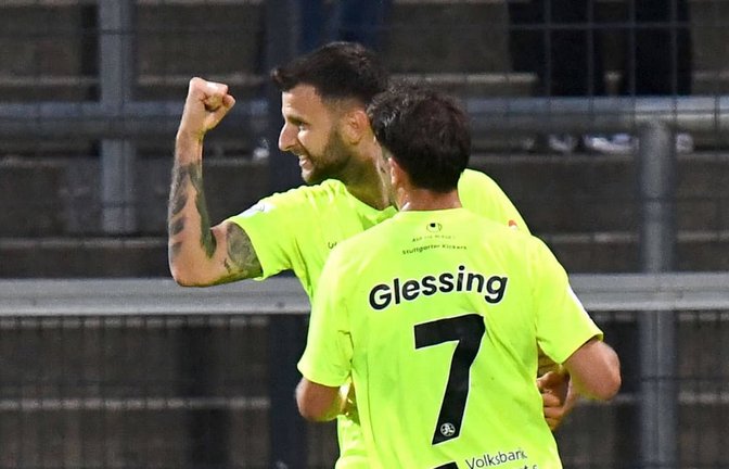 Yannick Glessing jubelt mit Torschütze Dejan Bozic über das 1:0 der Stuttgarter Kickers.<span class='image-autor'>IMAGO/Jan Hübner</span>