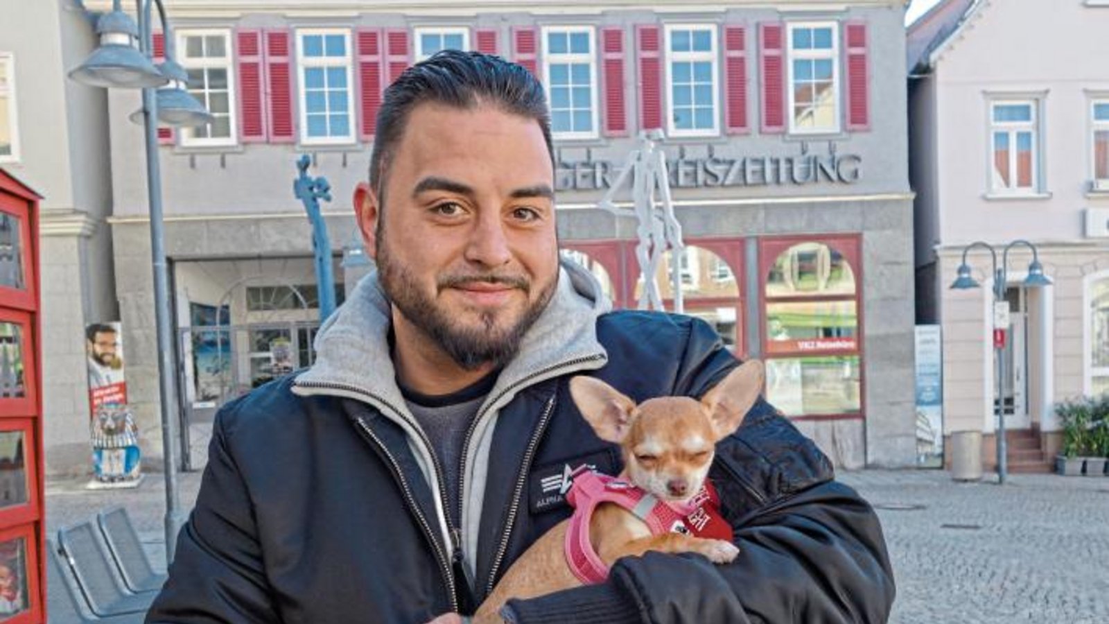 Ein gutes Team: Burak und Chiara, der vier Monate alte Mini-Chihuahua. Foto: Rücker