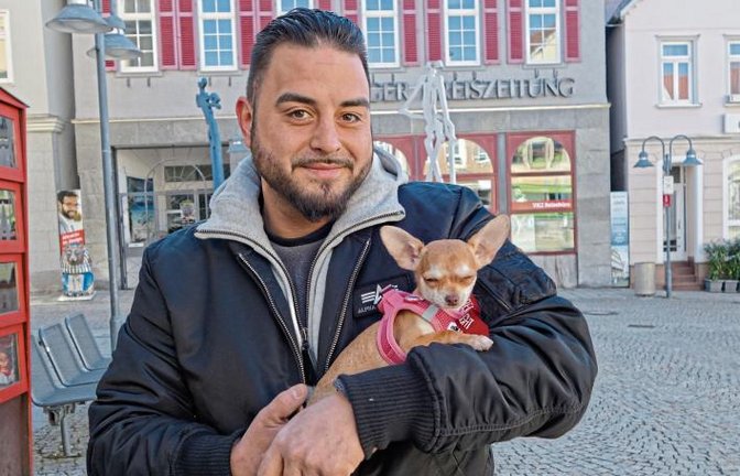 Ein gutes Team: Burak und Chiara, der vier Monate alte Mini-Chihuahua. Foto: Rücker