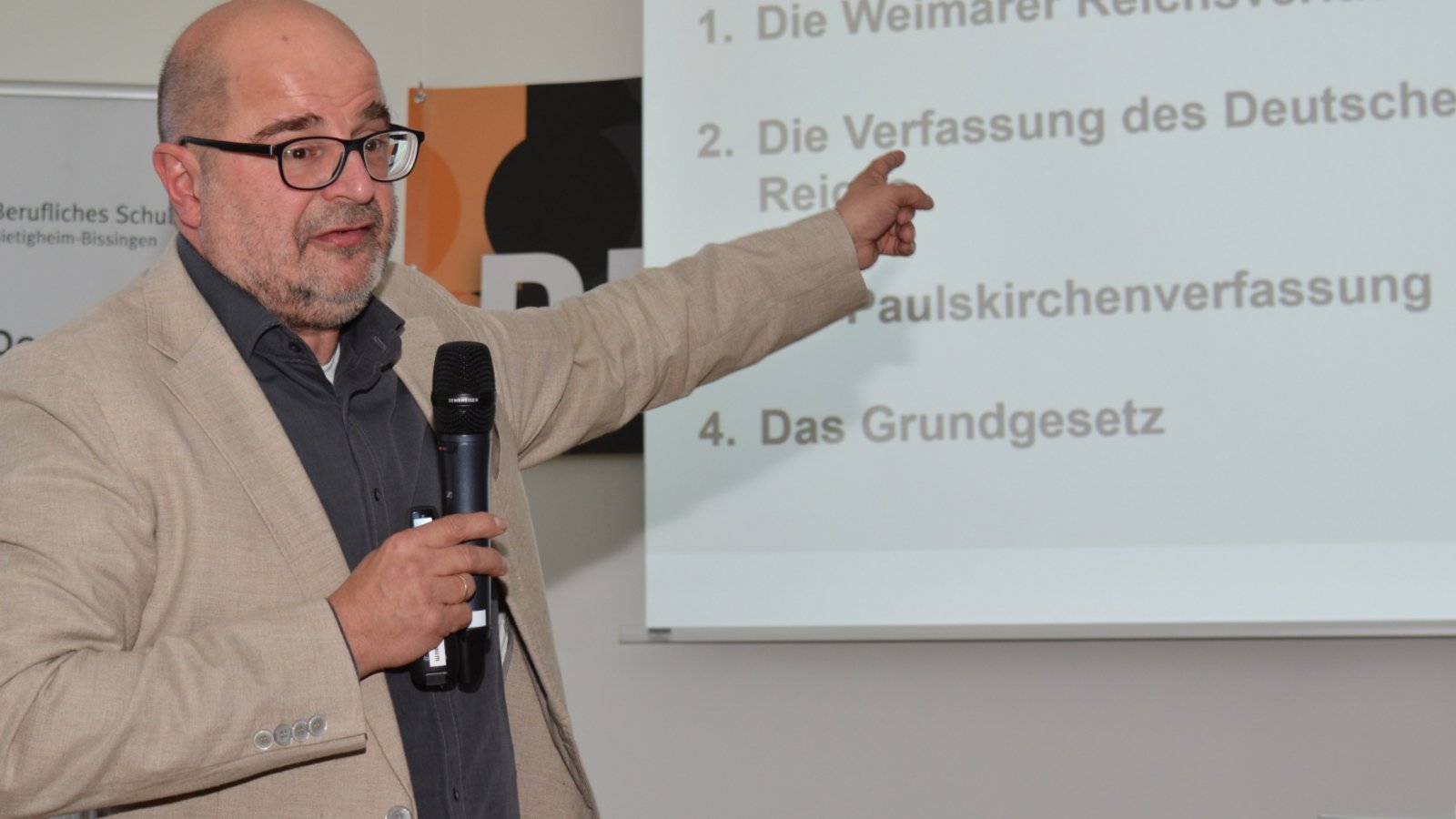 Prof. Dr. Amadeus Wolff zu Gast bei den Schülern des BSZ in Bietigheim.  Foto: p
