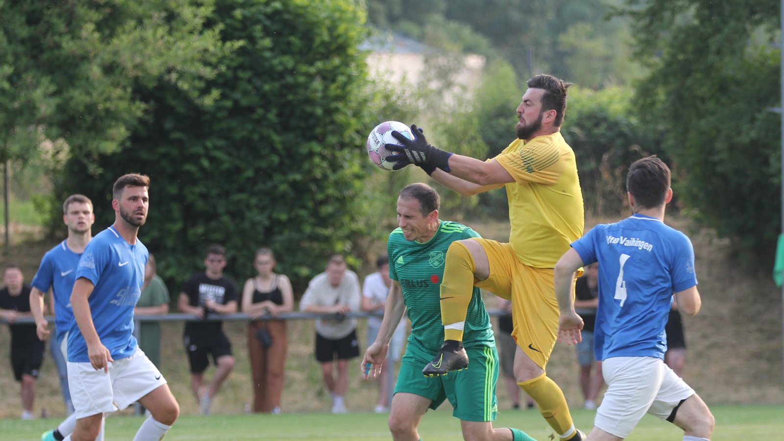 Mit vereinten Kräften möchte der VfB Vaihingen den TSV Bönnigheim bezwingen und die Kreisliga A 3 aufsteigen. Hier klärt der Vaihinger Torhüter Entsion Ozouni vor einem Stürmer des SV Iptingen. Foto: Dittrich Mit vereinten Kräften möchte der VfB Vaihingen den TSV Bönnigheim bezwingen und die Kreisliga A 3 aufsteigen. Hier klärt der Vaihinger Torhüter Entsion Ozouni vor einem Stürmer des SV Iptingen. Foto: Dittrich