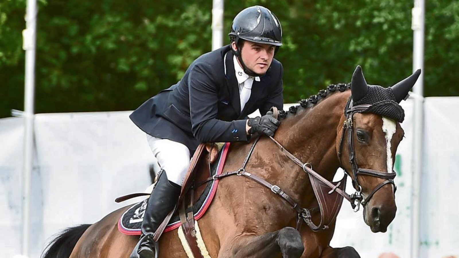 Jonathan Gordon springt Richtung Sieg. Mit einer Bestzeit ritt der Ire durch den Stechparcours und ließ beim Großen Preis der Stadt Bietigheim-Bissingen alle hinter sich. Foto: Kalb Jonathan Gordon springt Richtung Sieg. Mit einer Bestzeit ritt der Ire durch den Stechparcours und ließ beim Großen Preis der Stadt Bietigheim-Bissingen alle hinter sich. Foto: Kalb