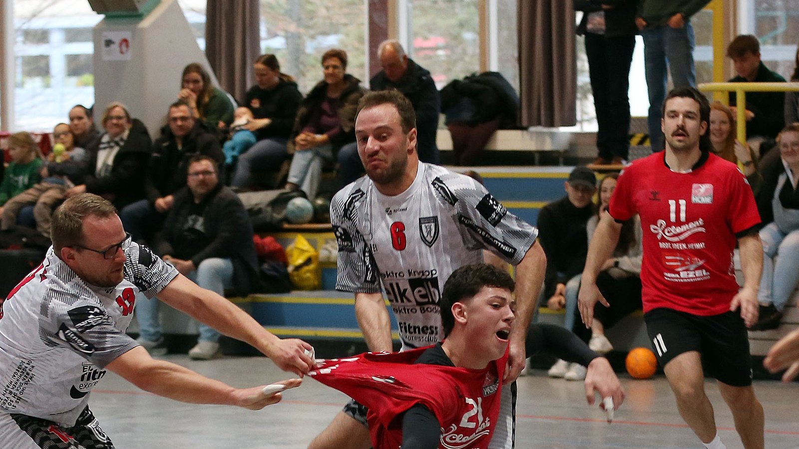 Beobachtet von HCME-Spielertrainer Felix Langjahr (rechts) bleibt Aaron Abdalla in der gegnerischen Abwehr hängen. Fotos: Küppers Beobachtet von HCME-Spielertrainer Felix Langjahr (rechts) bleibt Aaron Abdalla in der gegnerischen Abwehr hängen. Fotos: Küppers