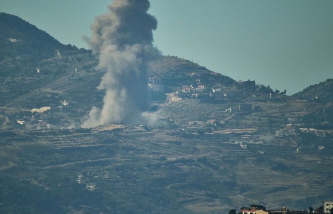 Nach einem israelischen Militärschlag im Südlibanon steigt Rauch in den Himmel auf – aufgenommen vom Norden Israels aus. Das israelische Militär greift weiter im Libanon an. (Archivfoto)<span class='image-autor'>Leo Correa/AP/dpa</span>
