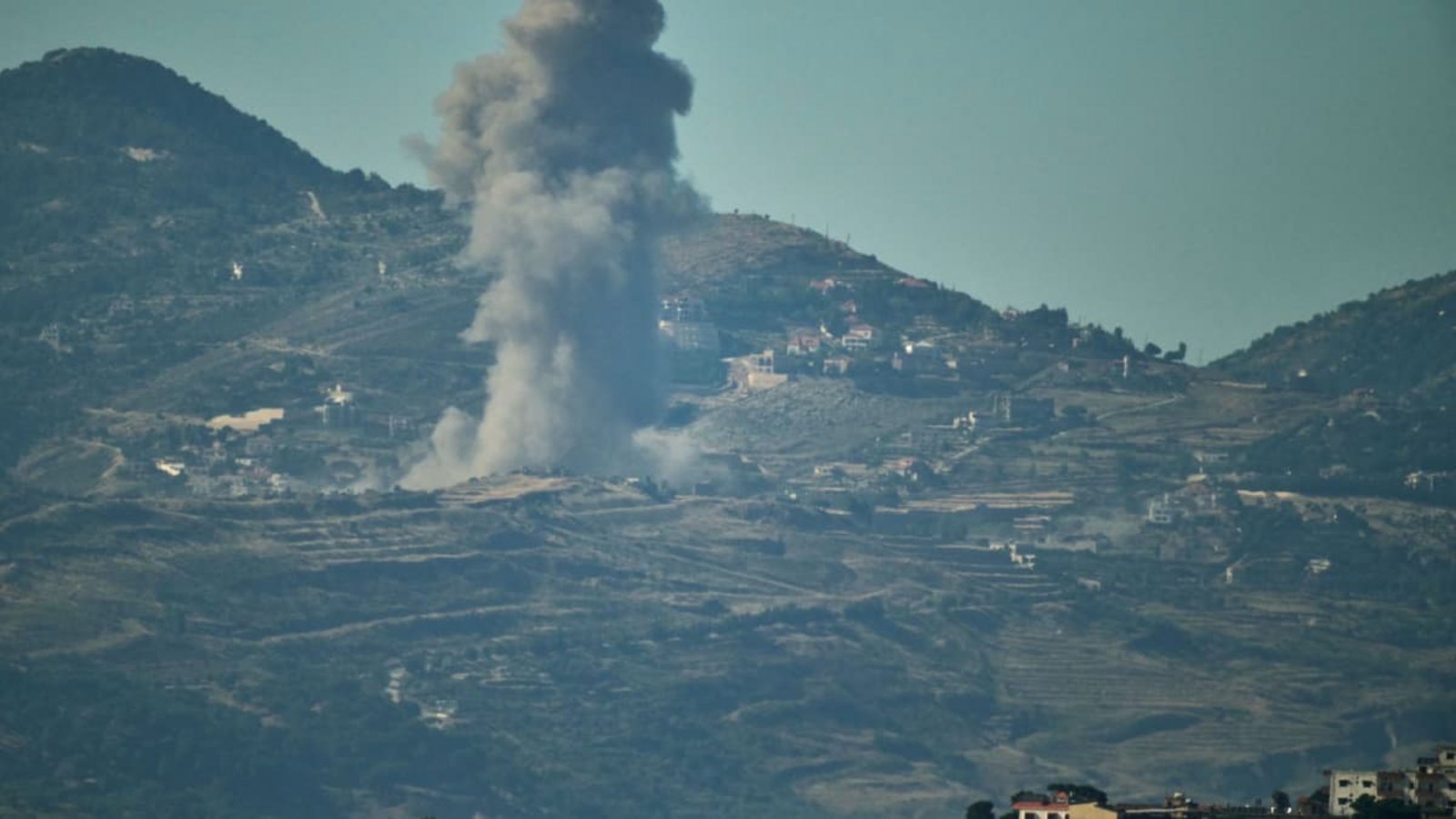 Nach einem israelischen Militärschlag im Südlibanon steigt Rauch in den Himmel auf – aufgenommen vom Norden Israels aus. Das israelische Militär greift weiter im Libanon an. (Archivfoto)Leo Correa/AP/dpa