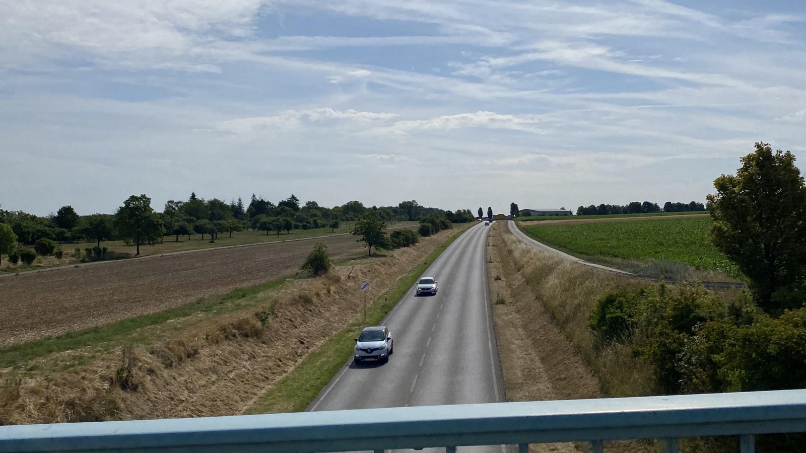 Über die Brücke erreichen die Wanderer die Getränkestation in Sersheim.