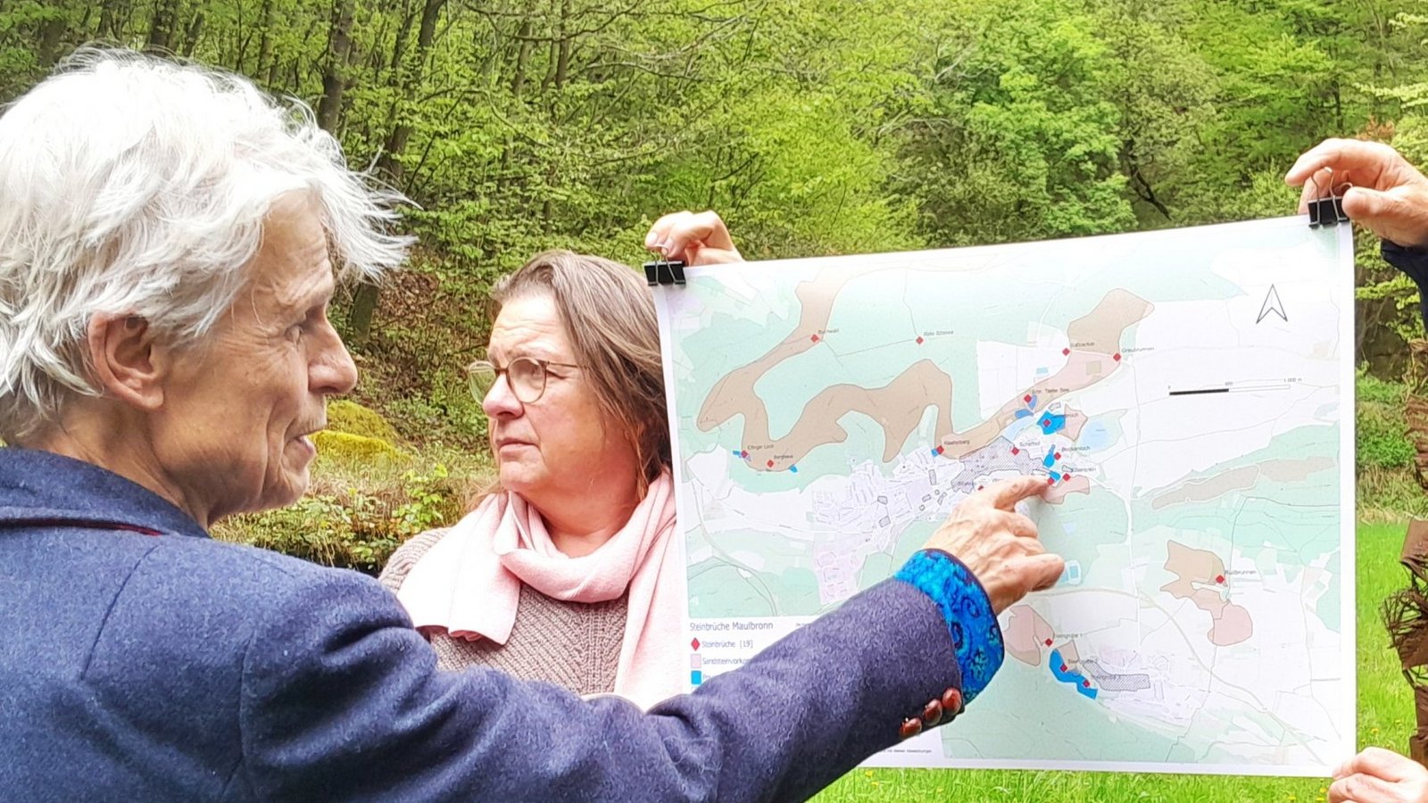 Zu den Maulbronner Steinbrüchen gehörten auch die in Knittlingen und Schmie, das obere braune Band markiert abbaufähiges Gestein, wie Sibylle Burrer (links) hier zeigt.  Foto: Filitz