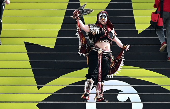 Boten aus einer anderen Welt: eine Cosplayerin auf der großen Treppe der Glashalle.<span class='image-autor'>Foto: Jennifer Brückner</span>