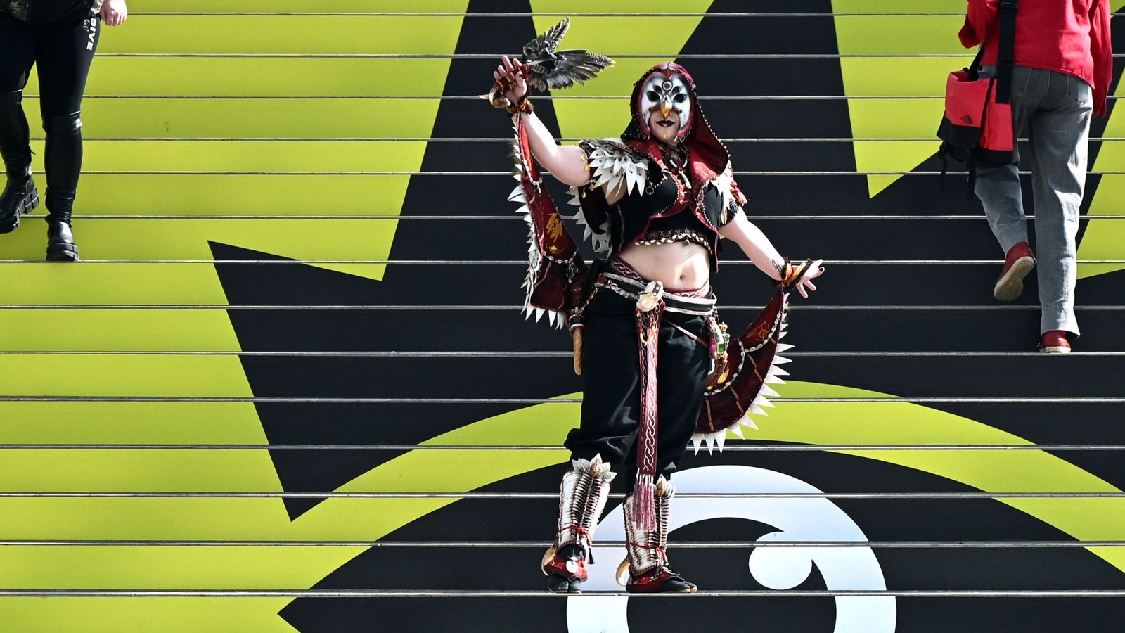 Boten aus einer anderen Welt: eine Cosplayerin auf der großen Treppe der Glashalle.Foto: Jennifer Brückner