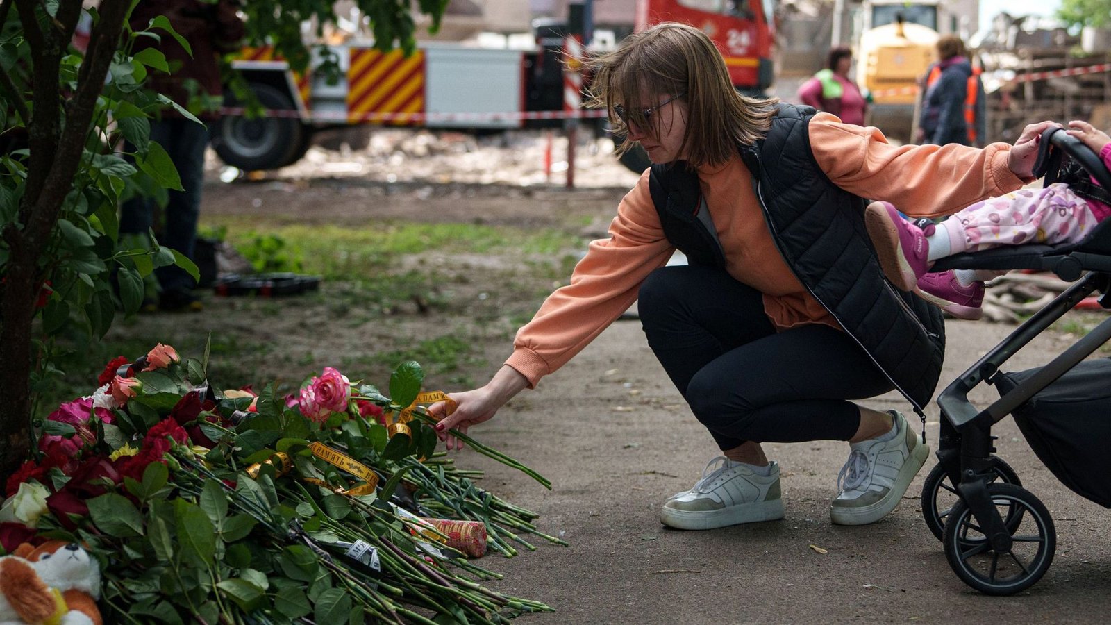 Eine Frau legt Blumen vor einem Haus ab, das nach einem russischen Angriff schwer beschädigt wurde. Nach Angaben von „Save the Children“ sind bislang mehr als 3.500 Kinder in der Ukraine gestorben. (Archivfoto).Foto: Evgeniy Maloletka/AP/dpa/Evgeniy Maloletka Eine Frau legt Blumen vor einem Haus ab, das nach einem russischen Angriff schwer beschädigt wurde. Nach Angaben von „Save the Children“ sind bislang mehr als 3.500 Kinder in der Ukraine gestorben. (Archivfoto).Foto: Evgeniy Maloletka/AP/dpa/Evgeniy Maloletka