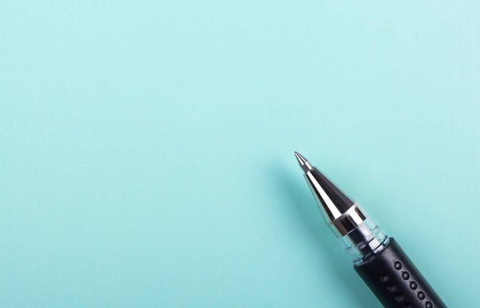 Hier erfahren Sie, wie sich Kugelschreiberflecken von Plastikoberflächen entfernen lassen. (5 Tipps & Hausmittel)<span class='image-autor'>Foto: ChristianChan / Shutterstock.com</span>