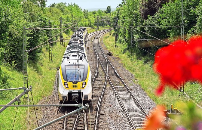 Ein Regionalzug in Bondorf bei Herrenberg<span class='image-autor'>Foto: dpa/Christian Johner</span>