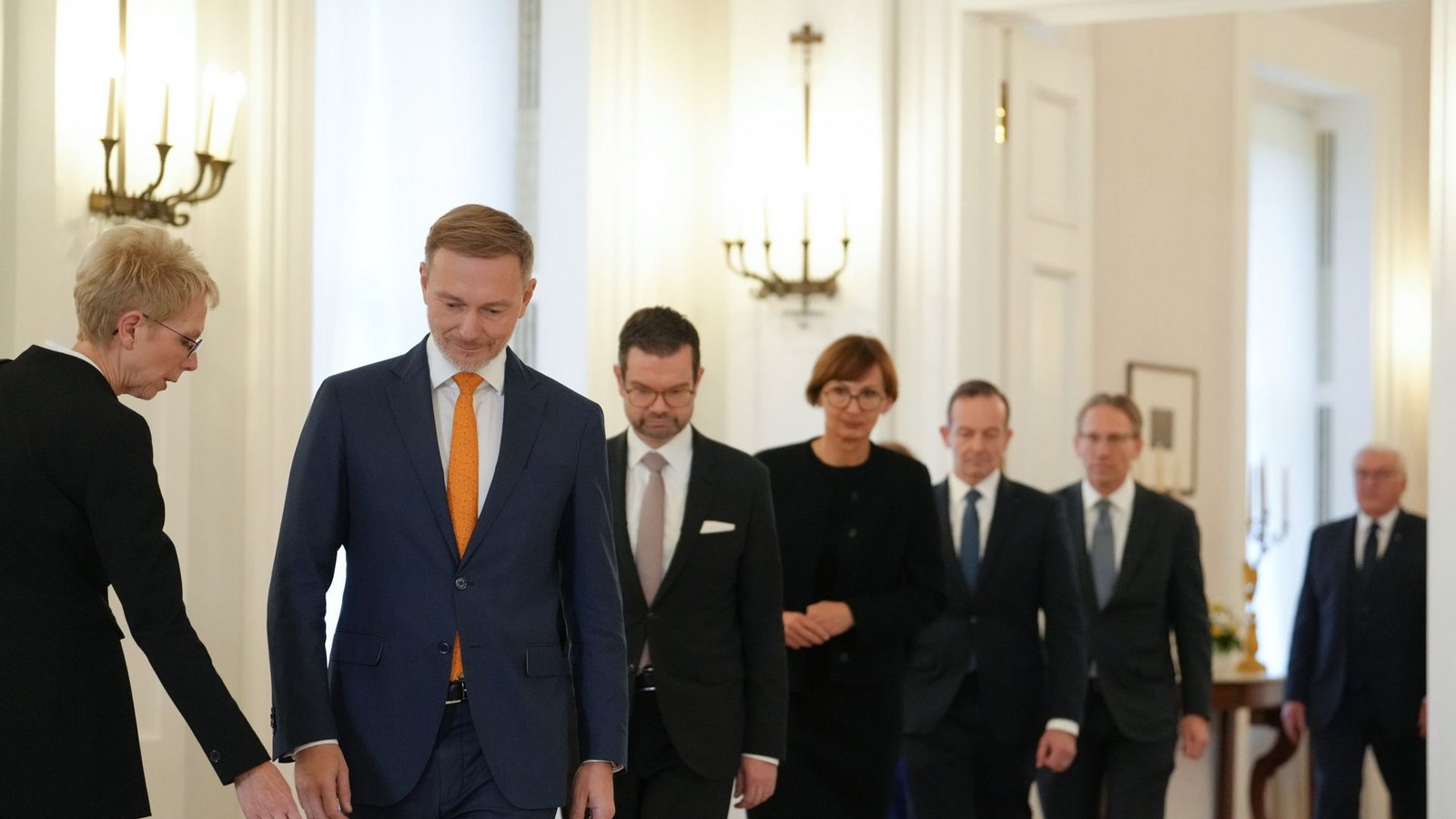 Am 7. November, einen Tag nach dem offiziellen Ampel-Bruch, entstand dieses ikonische Foto: Im Hintergrund Bundespräsident Frank-Walter Steinmeier, vorne FDP-Chef Lindner vor Ministern, die mit Ausnahme von Volker Wissing von ihren Ämtern zurücktraten. Der Weg für Neuwahlen war mit dem Scheitern der Regierungskoalition frei, wenn nicht...Foto: dpa/Kay Nietfeld