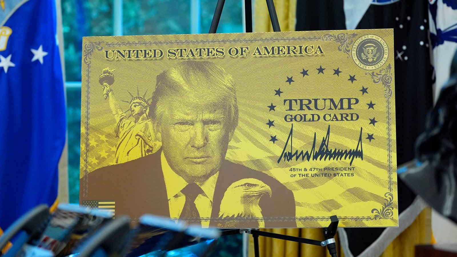Mit der "Trump Gold Card" soll man sich für die Zahlung von einer Million Dollar in den USA niederlassen können.Foto: Alex Brandon/AP/dpa