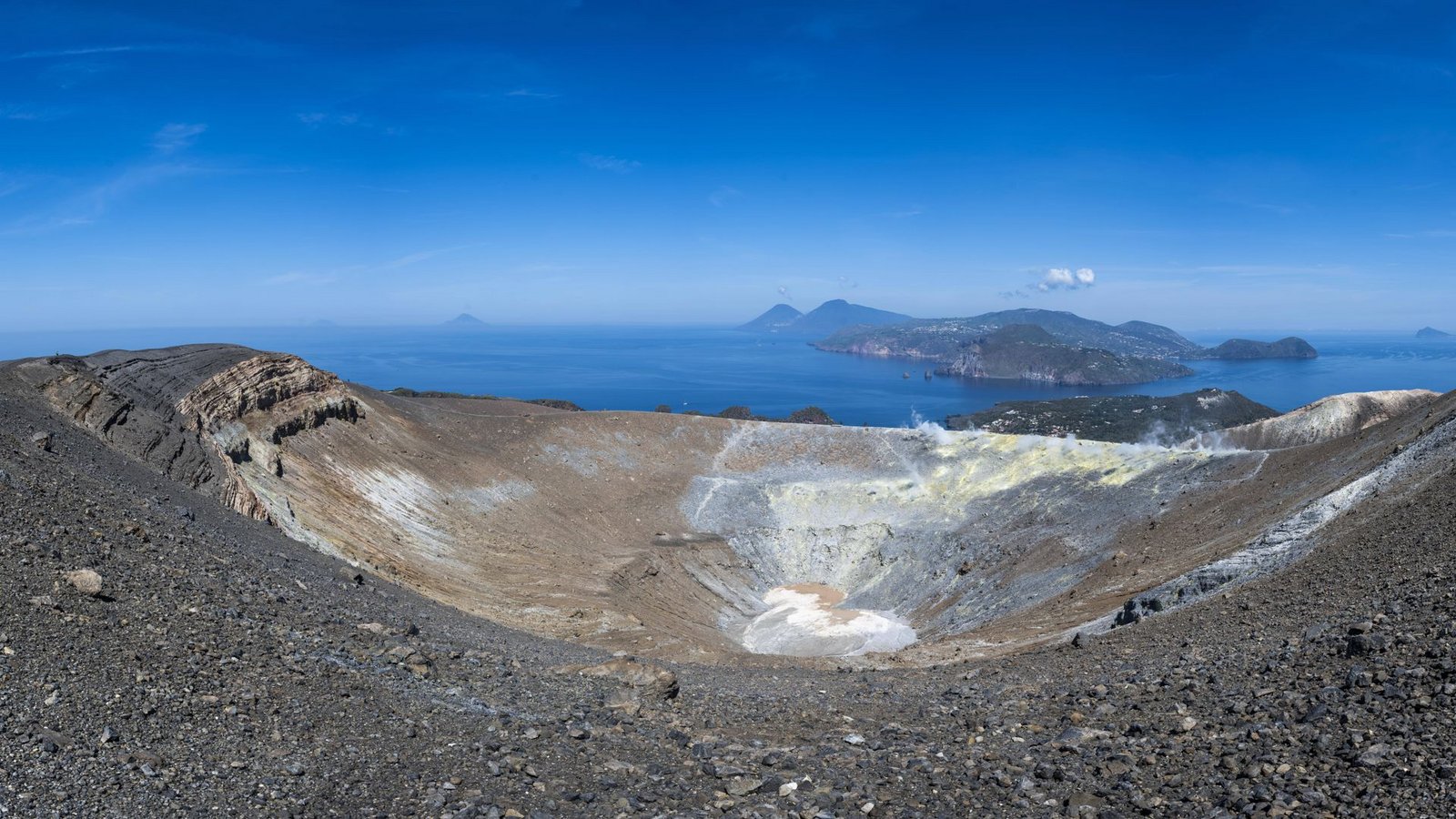 Blick über den großen Krater Gran Cratere auf der  Insel Vulcano. EuropFoto: IMAGO/imagebroker/IMAGO/imageBROKER/Sonja Jordan