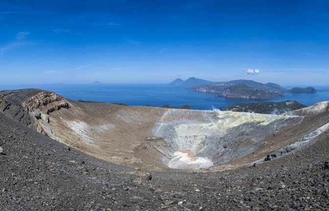 Blick über den großen Krater Gran Cratere auf der  Insel Vulcano. Europ<span class='image-autor'>Foto: IMAGO/imagebroker/IMAGO/imageBROKER/Sonja Jordan</span>