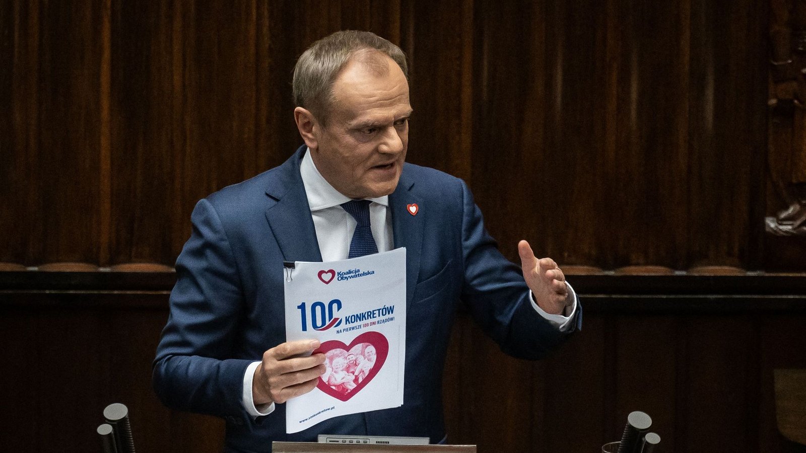 Polens Premier Donald Tusk präsentiert sein Programm.Foto: AFP/Wojtek Radwanski