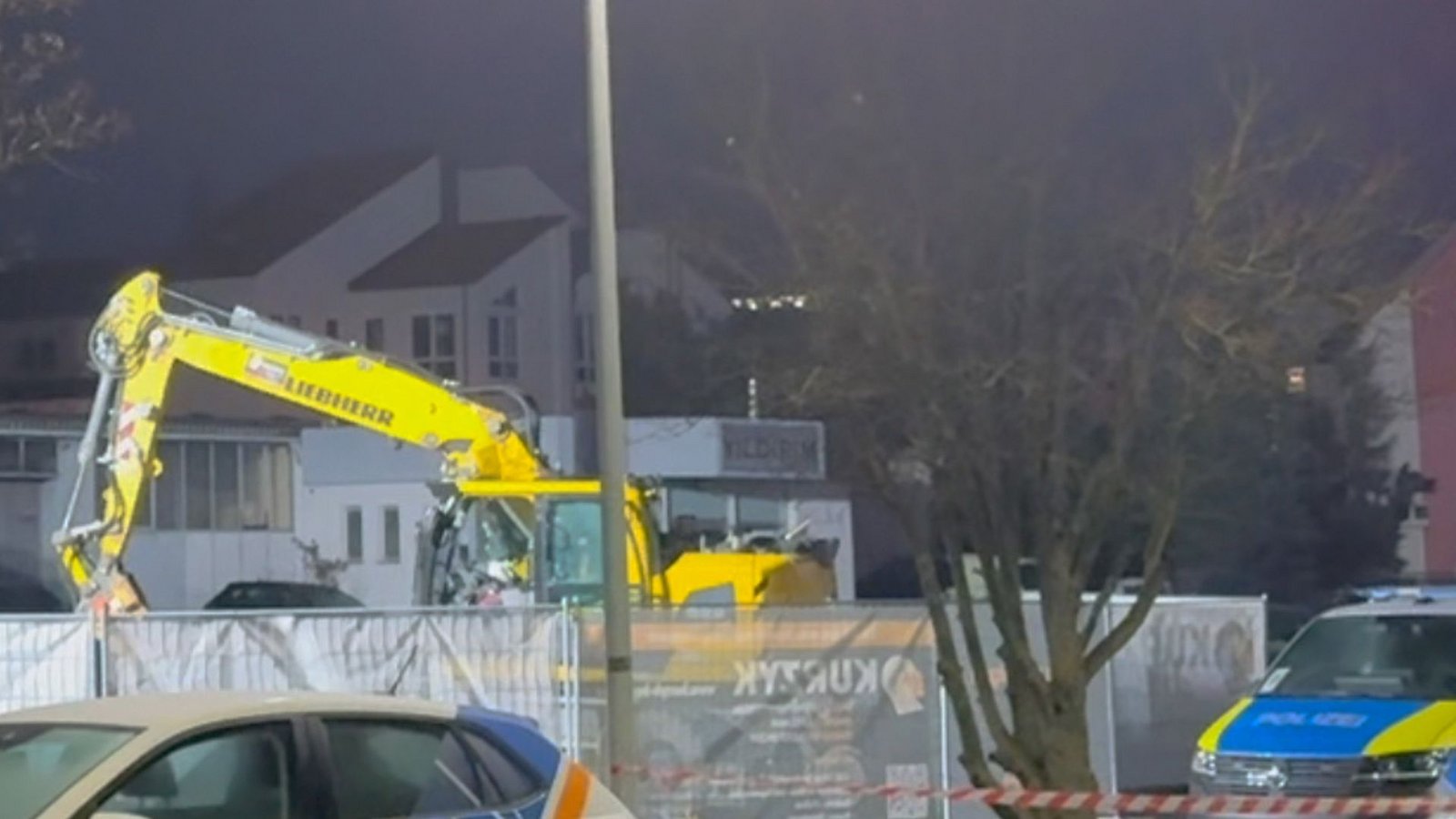 Mehrere Polizisten sind bei der Zerstörungsfahrt verletzt worden.Foto: dpa/Fabian Koss Mehrere Polizisten sind bei der Zerstörungsfahrt verletzt worden.Foto: dpa/Fabian Koss