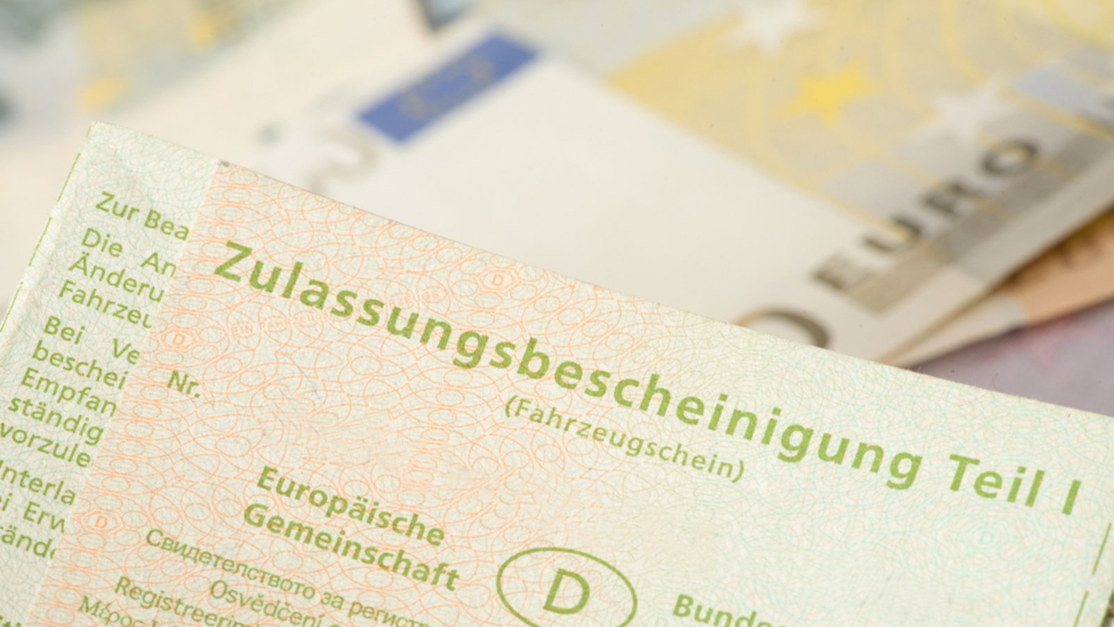 Soll bald Geschichte sein: Der Fahrzeugschein aus Papier.Foto: Bartolomiej Pietrzyk/ Shutterstock Soll bald Geschichte sein: Der Fahrzeugschein aus Papier.Foto: Bartolomiej Pietrzyk/ Shutterstock