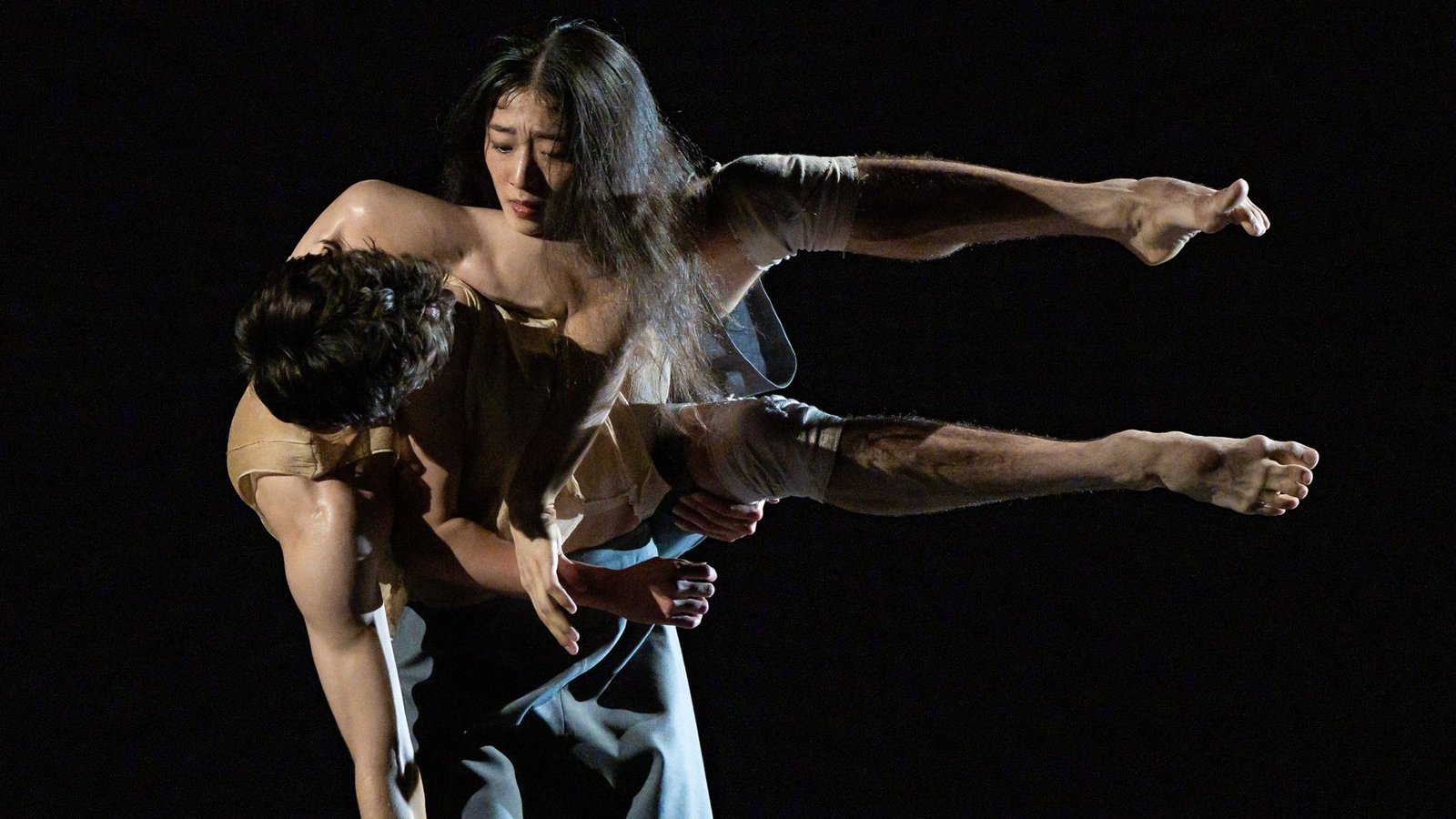 In der Schwebe von Leid und Glück: Irene Yang und Carter Smalling in dessen Choreografie „We’ll Never Walk Alone“Foto: Roman Novitzky / Stuttgarter Ballett In der Schwebe von Leid und Glück: Irene Yang und Carter Smalling in dessen Choreografie „We’ll Never Walk Alone“Foto: Roman Novitzky / Stuttgarter Ballett