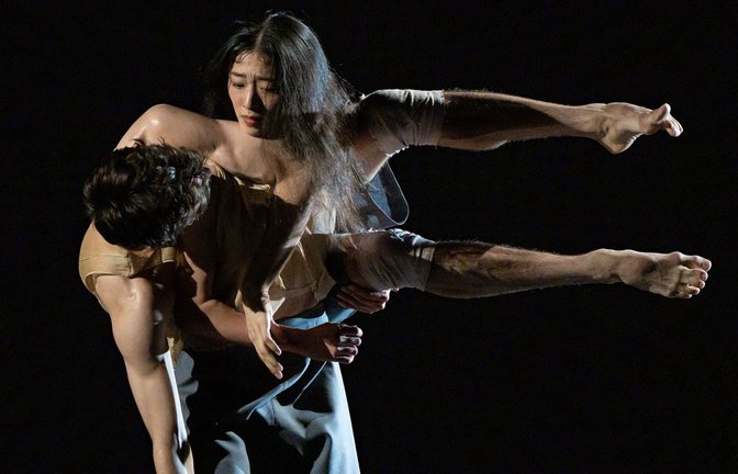 In der Schwebe von Leid und Glück: Irene Yang und Carter Smalling in dessen Choreografie „We’ll Never Walk Alone“<span class='image-autor'>Foto: Roman Novitzky / Stuttgarter Ballett</span>