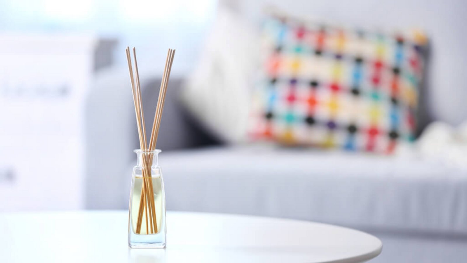 So stellen Sie Ihren individuellen Raumduft selbst her. Anleitungen für DIY-Stäbchen-Diffuser, Duftsäckchen und Raumsprays finden Sie hier.Foto: Africa Studio / Shutterstock.com So stellen Sie Ihren individuellen Raumduft selbst her. Anleitungen für DIY-Stäbchen-Diffuser, Duftsäckchen und Raumsprays finden Sie hier.Foto: Africa Studio / Shutterstock.com